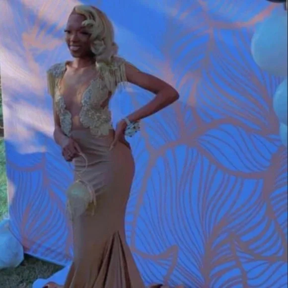 Selling my prom dress !! Selling my prom dress !!